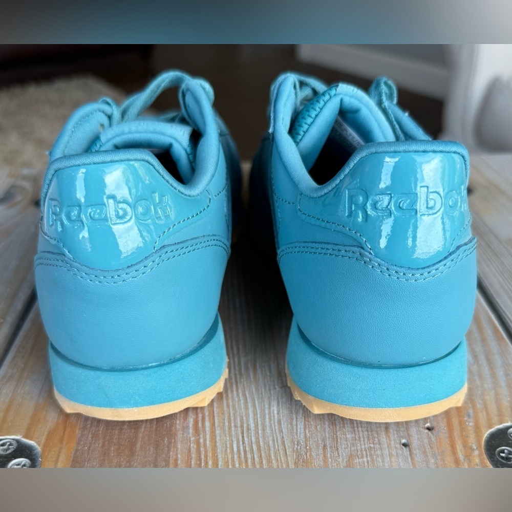 Reebok Classic SIZE 7 Blue Low Top Lace Sneakers With Retro Gum Sole - Picture 5 of 7